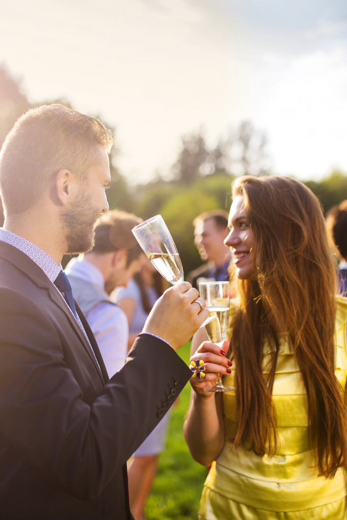 Gana dinero como invitado de boda falso